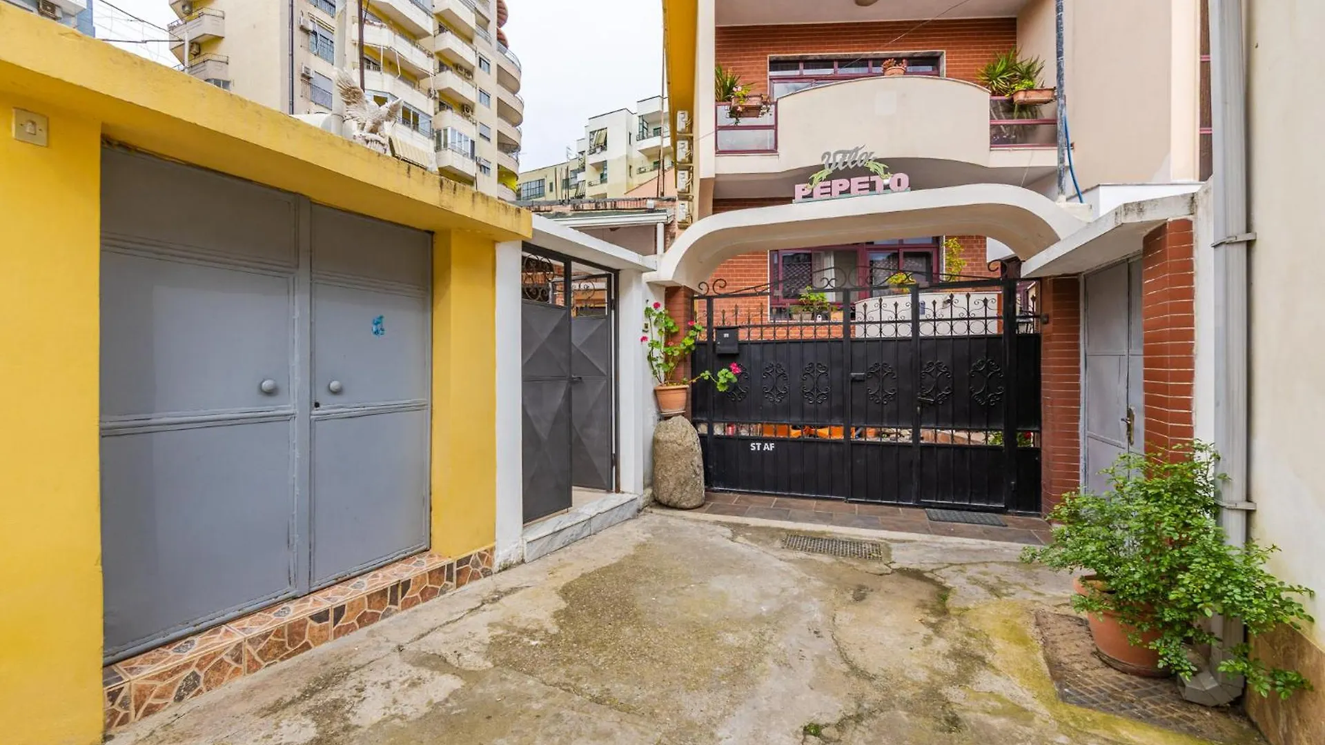 Mbreti Monun Apartment Durres Albania