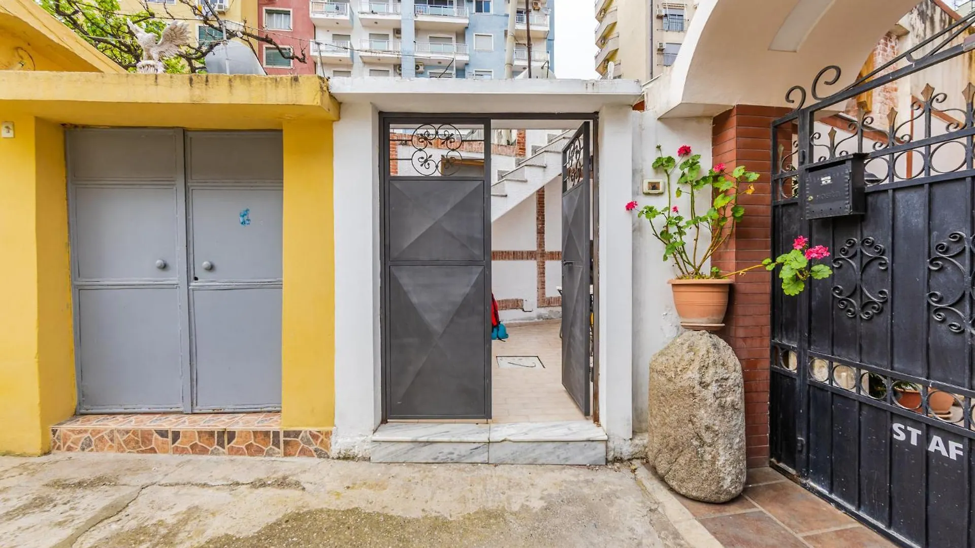 Mbreti Monun Apartment Durres Albania